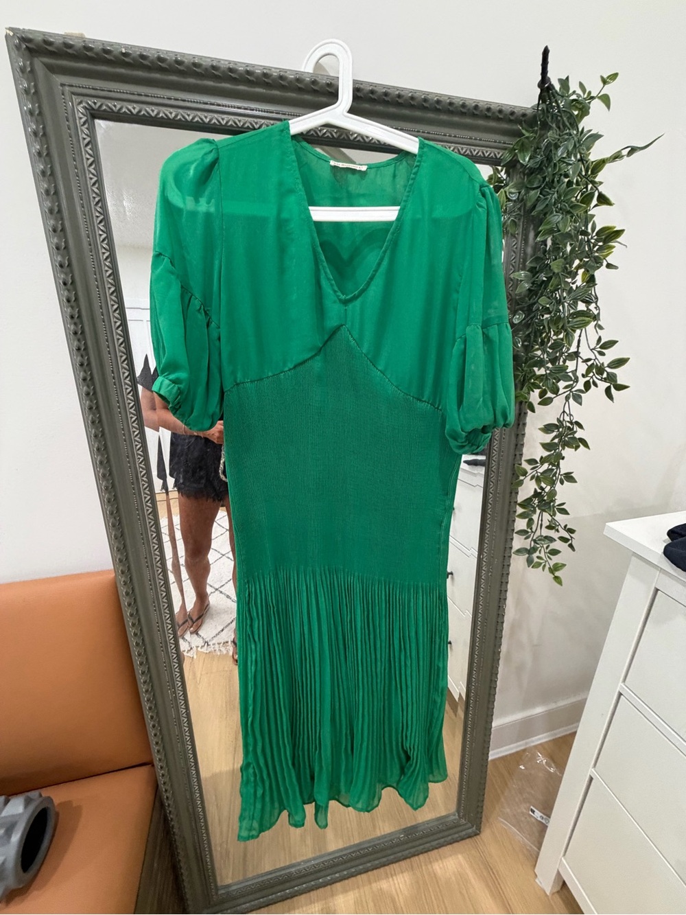 Vibrant Emerald V-Neck Pleated Midi Dress